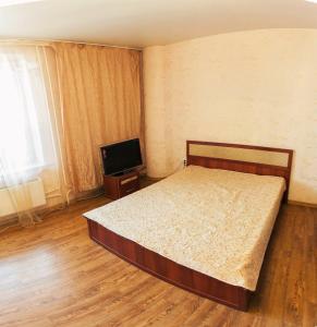 Un pat sau paturi într-o cameră la Apartment-Studio in City centre on 50 Let VLKSM 13