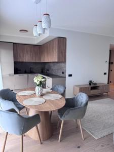 a dining room with a wooden table and chairs at Kukerpuu Kinnisvara in Raadi