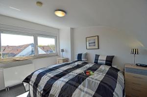 a bedroom with a bed and a window at Bella Casa 42 - SternenMeer in Juliusruh