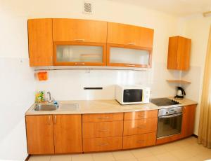 Una cocina o kitchenette en 1-room Apartment in city Centre on Maksima Gorkogo street 83