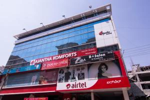 budynek z reklamą na boku w obiekcie Ajantha Komforts, Bengaluru w mieście Bengaluru