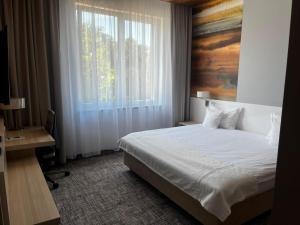 a bedroom with a large bed and a window at Park Hotel & Restauracja Browar Brzeg in Brzeg +45 photos
