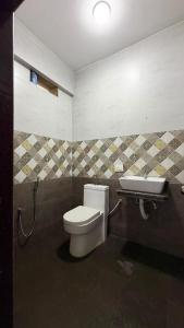 a bathroom with a toilet and a sink at Hotel Simba by Hakuna in Arambol