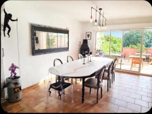 a dining room with a table and chairs at VILLA ARTEMIA - chambre d hôtes labellisée massages-piscine-climatisation in Sigean