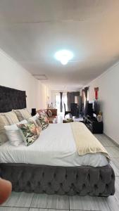 a large bedroom with a large bed in a room at KaChichima in Springs