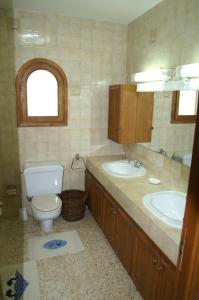 baño con 2 lavabos, aseo y ventana en MARYVILLA 57, en Calpe