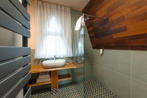 a bathroom with a sink and a window at Pensiunea La Bella Vista in Poiana Negrii