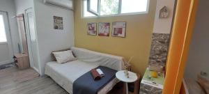 ein kleines Zimmer mit einem Bett und einem Tisch in der Unterkunft Azalea in Prilep