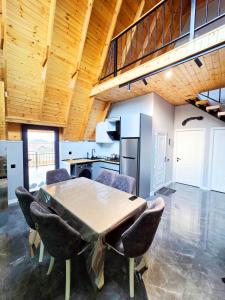 a kitchen and dining room with a table and chairs at U seymura qecres in Qǝçrǝş