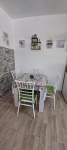 ein Esszimmer mit einem Tisch und zwei Stühlen in der Unterkunft Azalea in Prilep