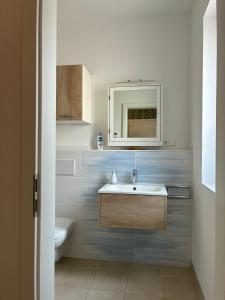 a bathroom with a sink and a toilet at Haus Güldengossa in Großpösna