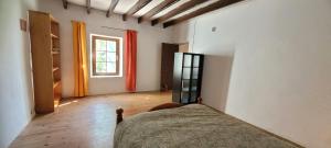 a bedroom with a bed and a window in a room at Ecrin de Verdure in Anneyron