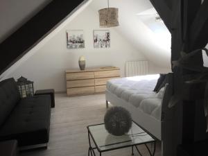 Кровать или кровати в номере Loft P'tite Pomme Azay le Rideau