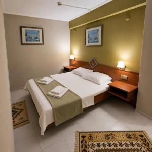 a bedroom with a bed with two towels on it at Doruk Hotel in Tıraça
