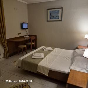 a hotel room with a bed and a desk at Doruk Hotel in Tıraça