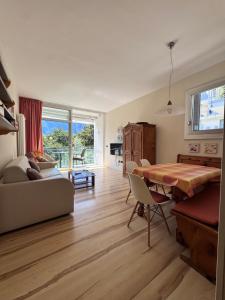 a living room with a table and a couch at Appartement Vista Lago in Riva del Garda