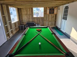 ein Billardzimmer mit einem grünen Billardtisch in der Unterkunft Acklington 2 bedroom property in Menheniot