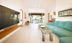 a living room with a blue couch and a table at Villa Philibert in Riambel