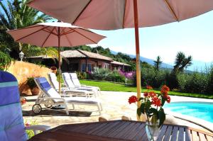 Swimmingpoolen hos eller tæt på Villa Vetricella Corse Sud