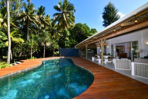 a swimming pool on a deck next to a house at Villa Philibert in Riambel