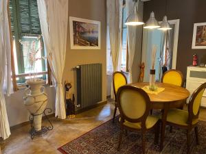 a dining room with a table and chairs at Casa Vacanza Pigna in Pigna