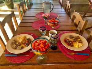 a wooden table with plates of food on it at Casa Monte Pacífico, jacuzzi, wifi Starlink y vista al mar in San Agustinillo +34 photos
