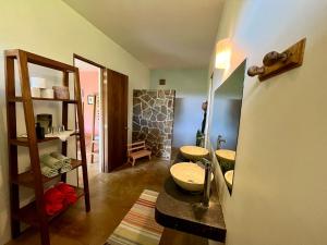 a bathroom with two sinks in a room at Casa Monte Pacífico, jacuzzi, wifi Starlink y vista al mar in San Agustinillo