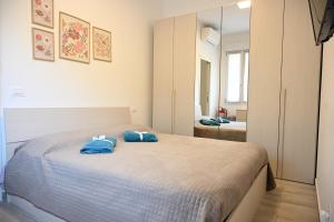 a bedroom with a bed with blue towels on it at Casa Lissi in Bordighera