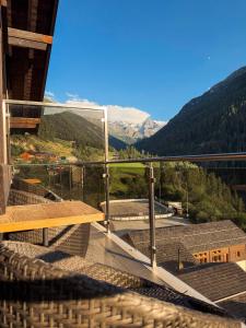 a balcony with a view of a mountain at Le Refuge Hotel Restaurant in Ayer