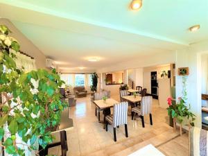 a living room with tables and chairs and a couch at Vivaldi Suites in Villa Carlos Paz