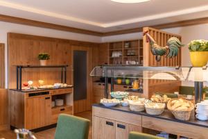 a restaurant with a table with a chicken on it at Hotel-Pension Schwaighofen in Eugendorf +12 photos