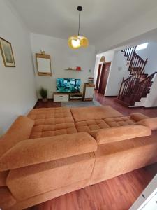 a large brown couch in a living room at Eiras AL Ilha da Madeira in Santa Cruz