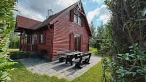 a wooden cabin with a picnic bench in front of it at Chatka Wald in Kostrzyca