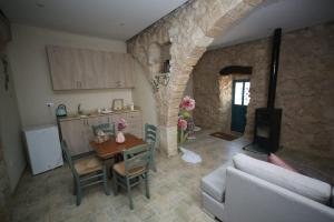 eine Küche und ein Wohnzimmer mit Tisch und Sofa in der Unterkunft Bmehrine The Inn in Byblos