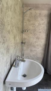 a white sink in a bathroom with a shower at Sjöstuga vid Bunn Gränna - Uddastugan in Gränna