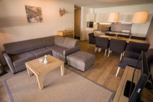 ein Wohnzimmer mit einem Sofa und einem Tisch in der Unterkunft Appart Gastauer in Sankt Gallenkirch