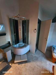 a bathroom with a shower with a glass enclosure at Centrum Panzió VIP in Kaposvár