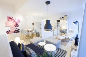 - un salon avec un canapé et une table dans l'établissement Apartments Bastova, Stela & Mia Apartments, à Bratislava