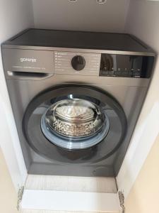 a washing machine with a pan inside of it at Apartament in Ploiesti in Ploieşti