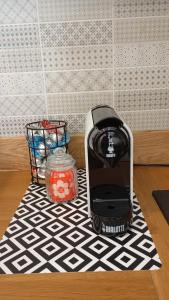 a toaster sitting on top of a kitchen counter at Casa Isotta in Fondi