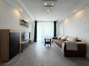 a living room with a couch and a television at Apartament przy Kauli in Inowrocław