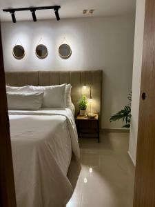 ein Schlafzimmer mit einem Bett und zwei Spiegeln an der Wand in der Unterkunft Confort155 in Ibagué