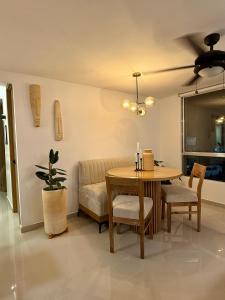ein Esszimmer mit einem Tisch und einem Sofa in der Unterkunft Confort155 in Ibagué + 4 Fotos