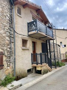 a building with a balcony on the side of it at Le petit chalet in Luc-en-Diois