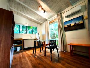 a kitchen with a table and chairs in a room at Pousada Estaleiro Village - Frente Mar in Balneário Camboriú