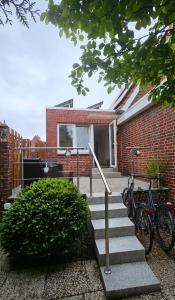 a house with two bikes parked outside of it at Lust auf Meer - Appartement Ferienwohnung Terrasse kleine Hunde willkommen Nähe Nordsee in Cuxhaven