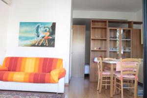 a living room with a couch and a table at Appartamento Stella Marina in Marcelli