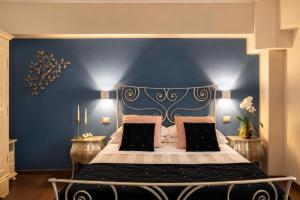 a blue bedroom with a bed with a blue wall at Il Castellaccio in Spello