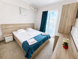 ein Schlafzimmer mit einem Bett und einem großen Fenster in der Unterkunft Hotel Union in Eforie Nord + 37 Fotos