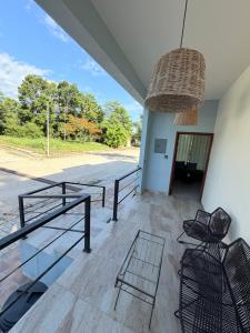 una stanza con balcone con sedie e lampadario di Casa Koru a Palenque